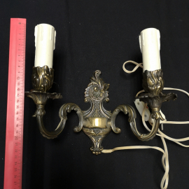 Светильник настенный (бра) на две лампы, стилизован под подсвечник, работает. Картинка 4